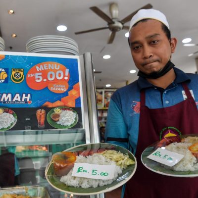 KUALA LUMPUR, 2 Feb -- Pekerja restoran menunjukkan contoh Menu Rahmah yang ditawarkan di restorannya ketika tinjauan fotoBernama di Restoran Ali Maju Wisma Sri Rampai hari ini.

Rakyat kini boleh menikmati makanan tengah hari dan malam masing-masing pada harga RM5 di hampir 15,000 premis makanan di seluruh negara mulai hari ini melalui Program Menu Rahmah.

Menu Rahmah adalah hidangan seimbang merangkumi nasi, satu pilihan protein iaitu ayam atau ikan dan sayuran yang ditawarkan untuk membantu golongan yang terkesan dengan kenaikan kos sara hidup ketika ini. 

--fotoBERNAMA (2023) HAK CIPTA TERPELIHARA