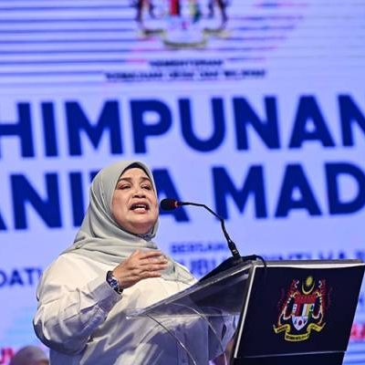Rubiah berucap pada Himpunan Wanita MADANI sempena Program Sentuhan Kasih Desa di Kompleks Sukan KETENGAH, Bandar Al Muktafi Billah Shah, Dungun, 28 Julai 2023. --fotoBERNAMA