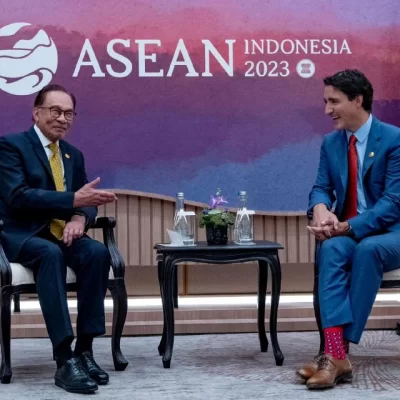 Anwar ketika pertemuan dua hala bersama Trudeau di Jakarta, Indonesia hari ini. - Foto ihsan Facebook Anwar Ibrahim