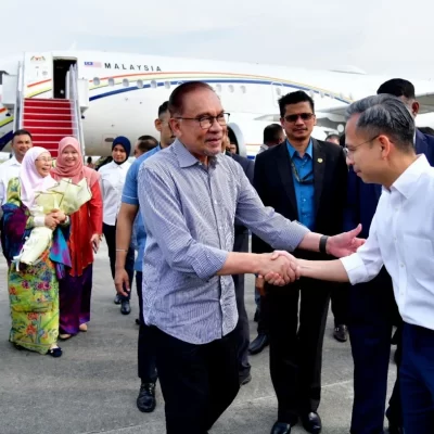 ANWAR (tengah) dan Wan Azizah disambut Fahmi (kanan) sejurus tiba di Kompleks Bunga Raya KLIA hari ini. FOTO Bernama