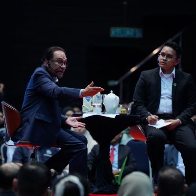 ANWAR Ibrahim menyampaikan amanat kepada mahasiswa pada Program Cakna Madani bersama pelajar tajaan Jabatan Perkhidmatan Awam (JPA) di institusi pendidikan tinggi di UKM, Bangi, Selangor. - UTUSAN/AMIR KHALID
