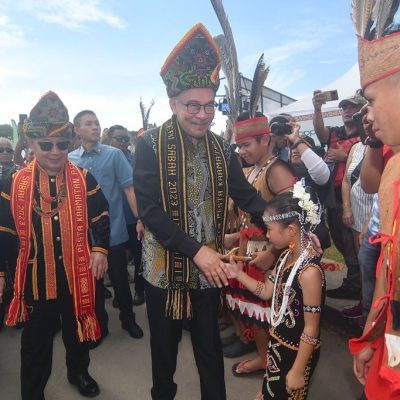 Anwar ketika hadir Majlis Penutupan Sambutan Pesta Kaamatan Tahun 2023 di Dewan Hongkod Koisaan, KDCA di Sabah hari ini. Foto oleh IVAN AMIRUL/ KOSMO!