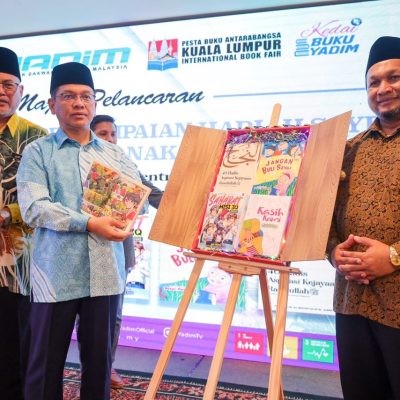 Mohd. Na’im (dua dari kiri) pada Pelancaran Buku dan Penyampaian Hadiah Sayembara Cerpen Kanak-kanak anjuran YADIM 2023 di PWTC. - Foto oleh SADDAM YUSOFF / KOSMO!