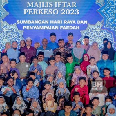 Mustapha dan Subhan bergambar bersama penerima sumbangan dan faedah PERKESO pada majlis iftar di sini. - NSTP/ASYRAF HAMZAH