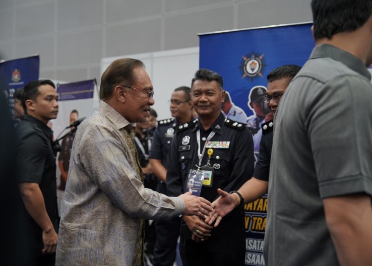 Datuk Seri Anwar Ibrahim bersalam dengan anggota badan beruniform yang hadir ke Program 2 Tahun MADANi di Pusat konvensyen Kuala Lumpur hari ini. -Malaysia MADANI