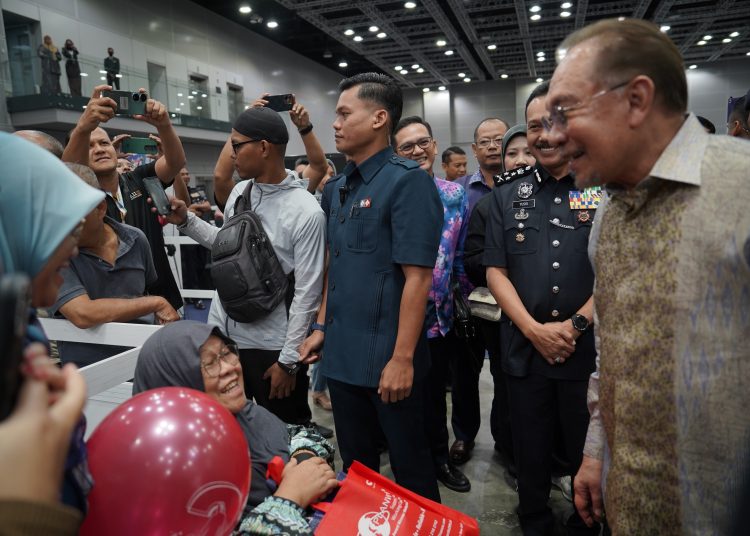 Datuk Seri Anwar Ibrahim menyapa  pengunjung yang hadir program 2 Tahun MADANi yang berlangsung di Pusat Konvensyen Kuala Lumpur.