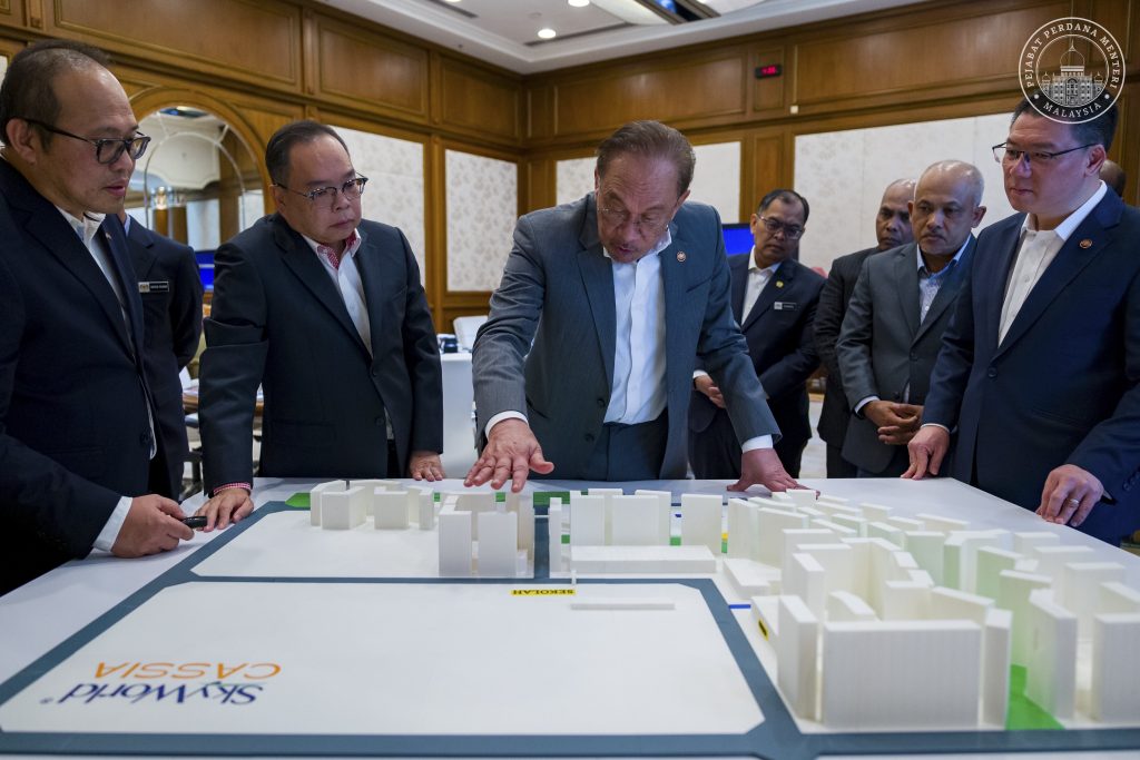 Perdana Menteri, Datuk Seri Anwar Ibrahim melihat konsep pembangunan Rumah Bakat MADANI di Pulau Pinang Skyworld bagi membolehkan rakyat pendapatan sederhana memiliki kediaman. Foto : X Anwar Ibrahim