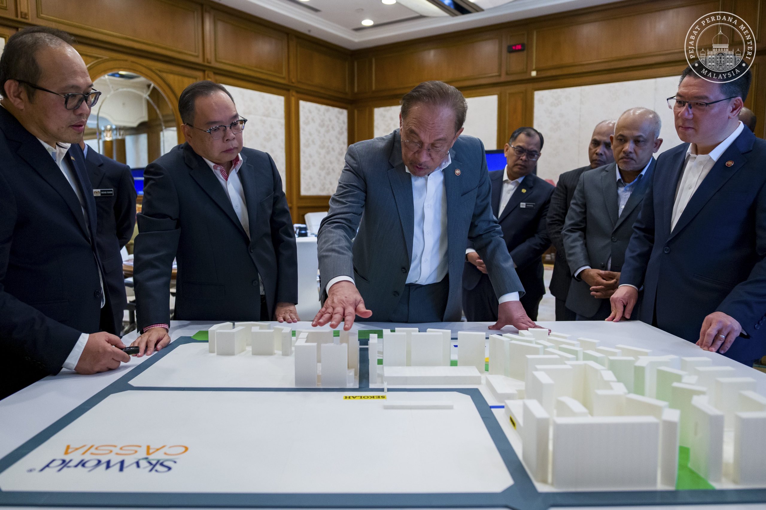 Perdana Menteri, Datuk Seri Anwar Ibrahim melihat konsep pembangunan Rumah Bakat MADANI di Pulau Pinang Skyworld bagi membolehkan rakyat pendapatan sederhana memiliki kediaman. Foto : X Anwar Ibrahim