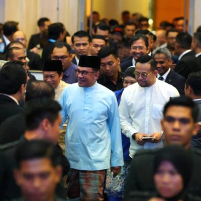 Anwar (tengah) bersalaman dengan tetamu pada Majlis Libat Urus Belanjawan 2024 di Kementerian Kewangan pada Jumaat. - Foto Bernama