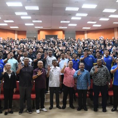 MOHAMMAD Agus Yusoff bergambar bersama mahasiswa pada Himpunan Mahasiswa Madani di Universiti Malaysia Perlis (Unimap), Arau, Perlis malam tadi-UTUSAN/IZLIZAN OTHMAN