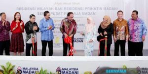 Datuk Seri Anwar Ibrahim memotong riben simbolik merasmikan Majlis Pecah Tanah Residensi Wilayah dan Residensi Prihatin MADANI serta Pusat Penjaja MADANI di Desa Tasik Sungai Besi. - Foto BERNAMA