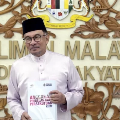 ANWAR menunjukkan buku belanjawan selepas membentangkan Belanjawan 2024 Malaysia Madani di Dewan Rakyat, Kuala Lumpur, semalam. FOTO Mohamad Shahril Badri Saali