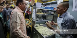 Perdana Menteri, Datuk Seri Anwar Ibrahim beramah mesra dengan peniaga ketika melawat Pusat Penjaja Madani Jalan Tuanku Abdul Rahman, Kuala Lumpur. Foto AFFAN FAUZI, 15 JUN 2023.